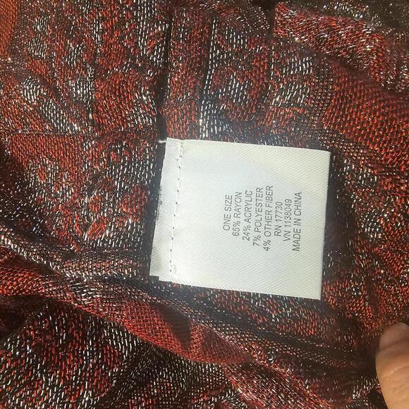 Elegant Red and Gray Paisley Scarf - Picture 5 of 5